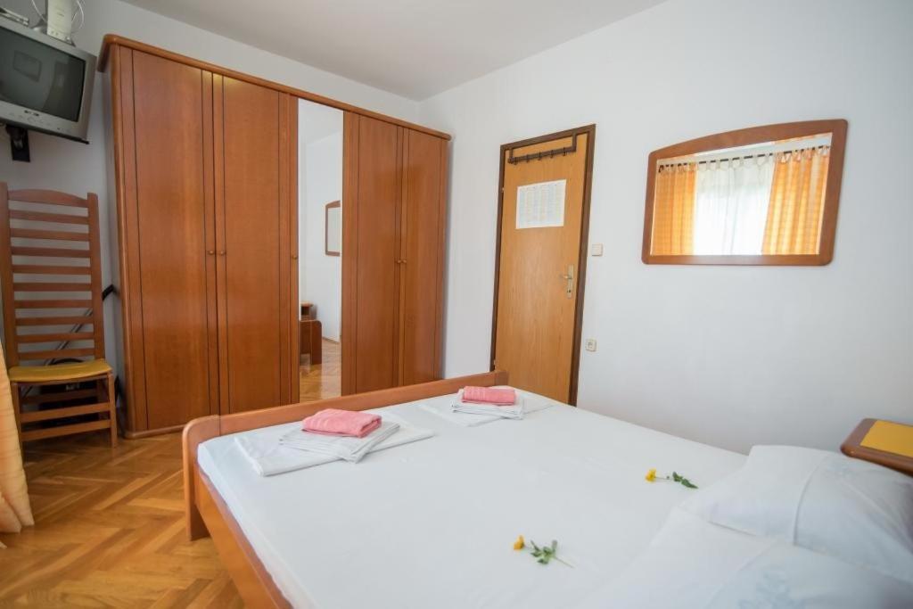 Apartments Natasa Supetar Extérieur photo
