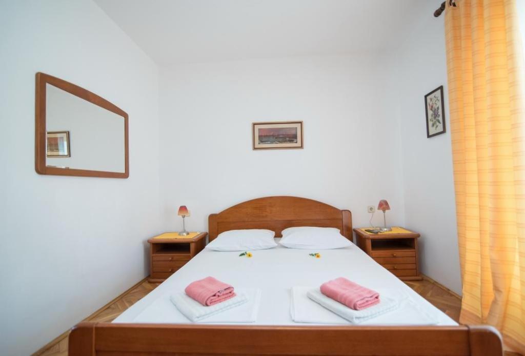 Apartments Natasa Supetar Extérieur photo