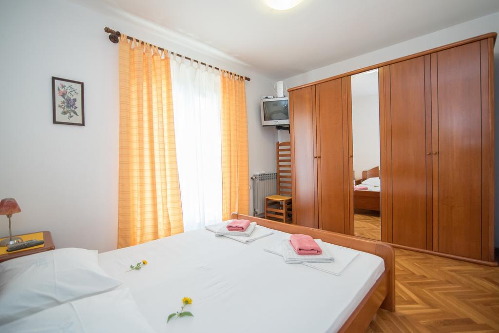 Apartments Natasa Supetar Extérieur photo