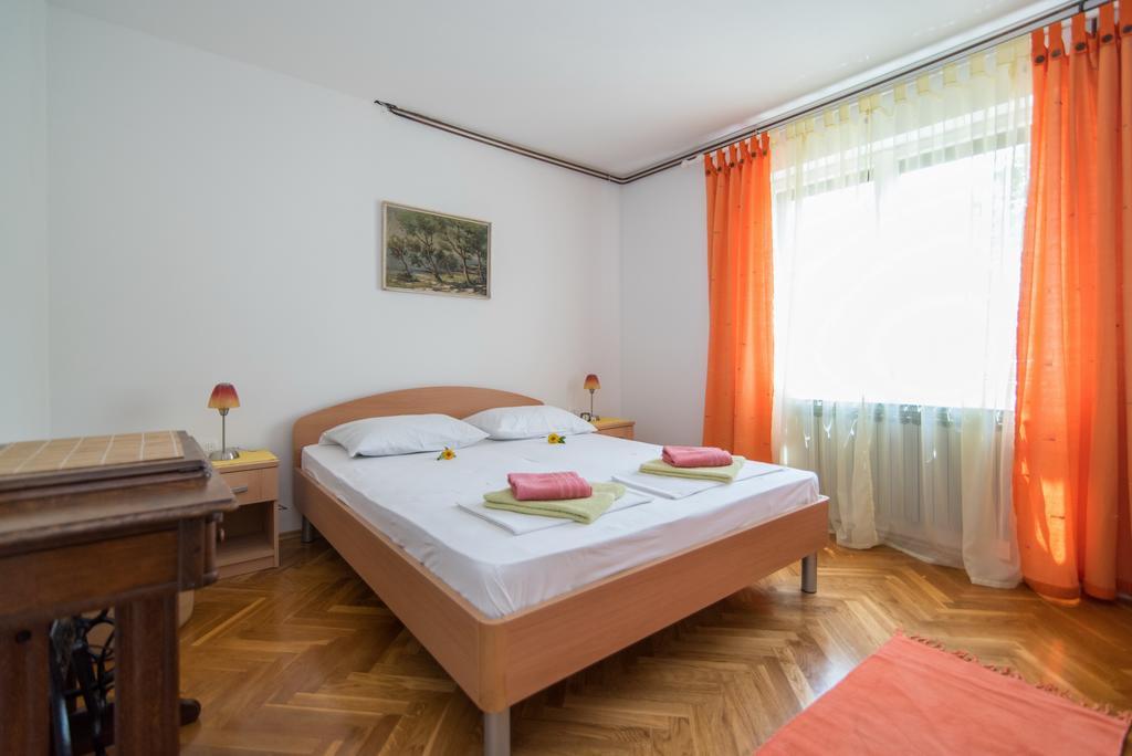 Apartments Natasa Supetar Extérieur photo